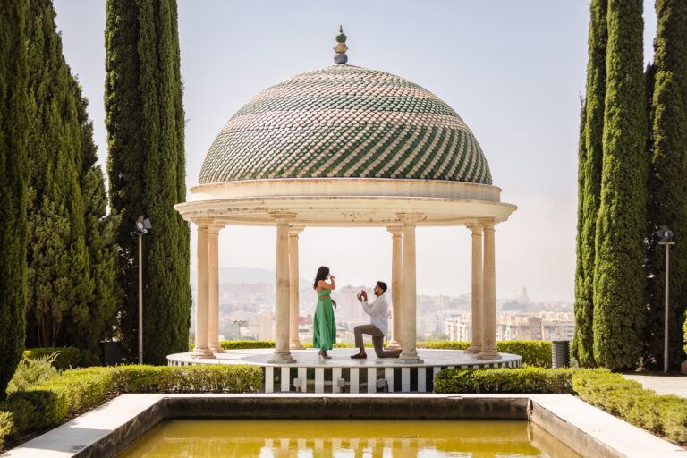 How to plan a surprise proposal In Málaga